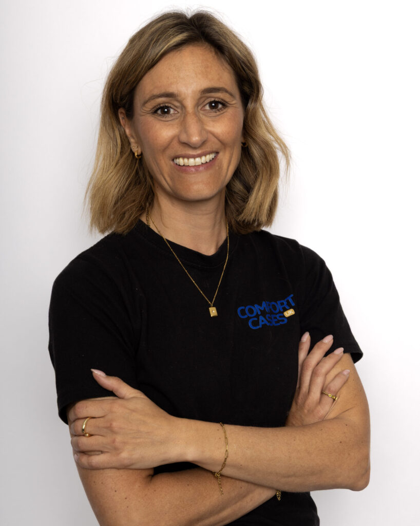 Photo of brown and blonde haired slim lady in black tshirt with her arms crossed